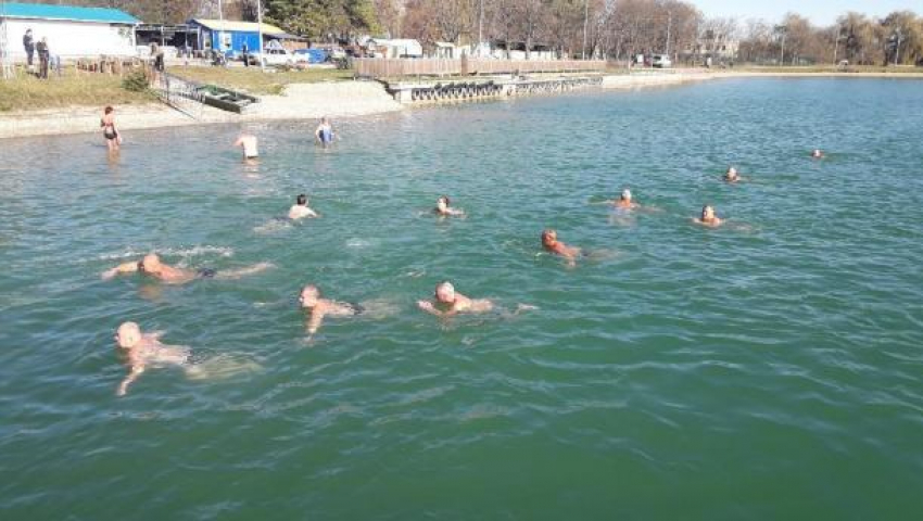 В Ессентуках «моржи» устроили сезонный заплыв