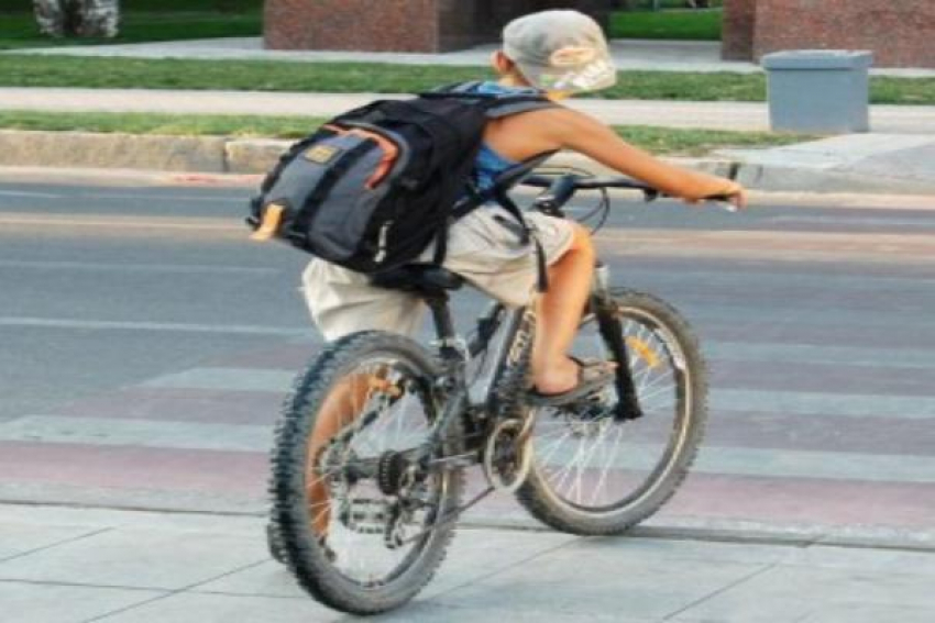Подросток на велосипеде врезался в витрину и умер от полученных травм на Ставрополье