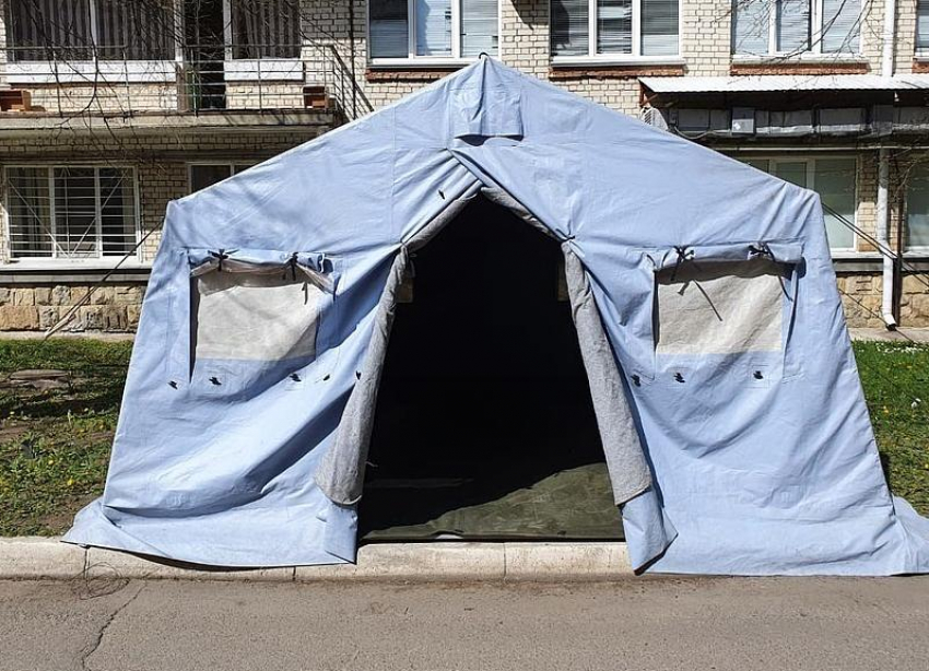 В ставропольской больнице установили армейскую палатку