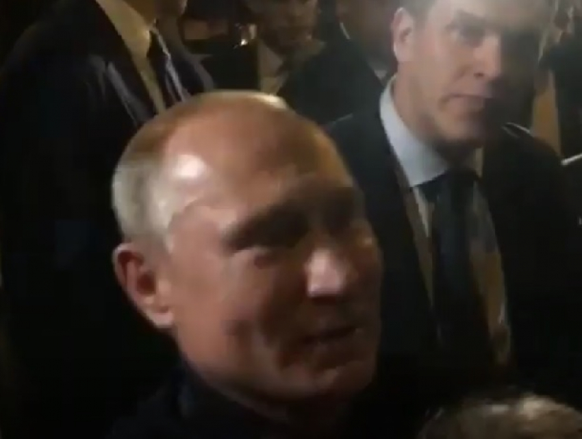 Появилось видео встречи Путина с толпой народа в Минводах