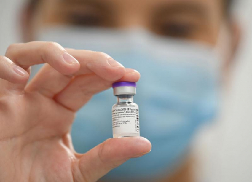 Вакцина от коронавируса впервые в мире получила разрешение на экстренное применение 