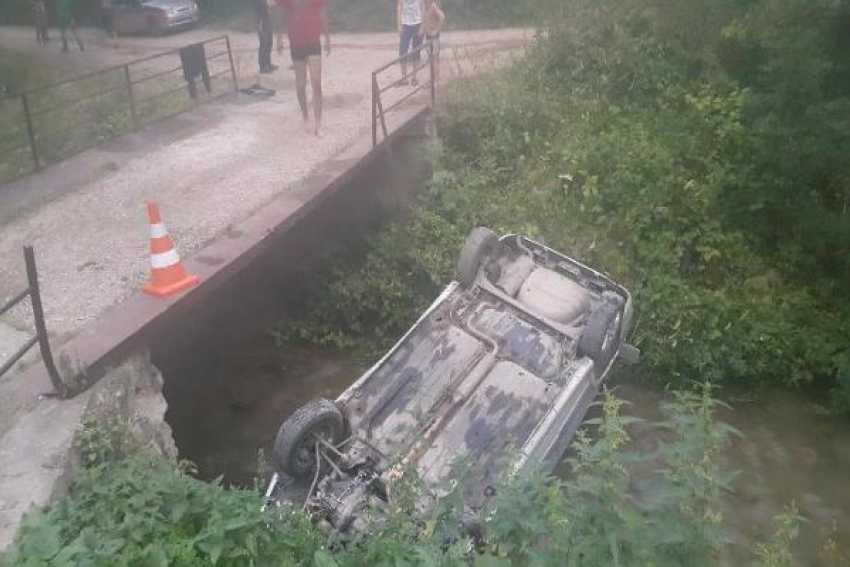 Пассажиры автомобиля с пьяным водителем пострадали при падении в реку в Кисловодске