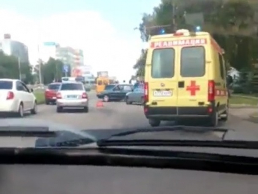 Сразу пять машин столкнулись в серьезной аварии на проспекте Кулакова в Ставрополе