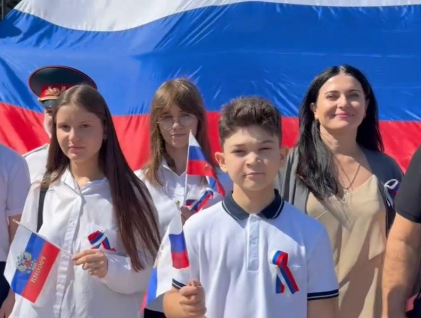 Юным жителям Шпаковского округа вручили паспорта в День Государственного флага России