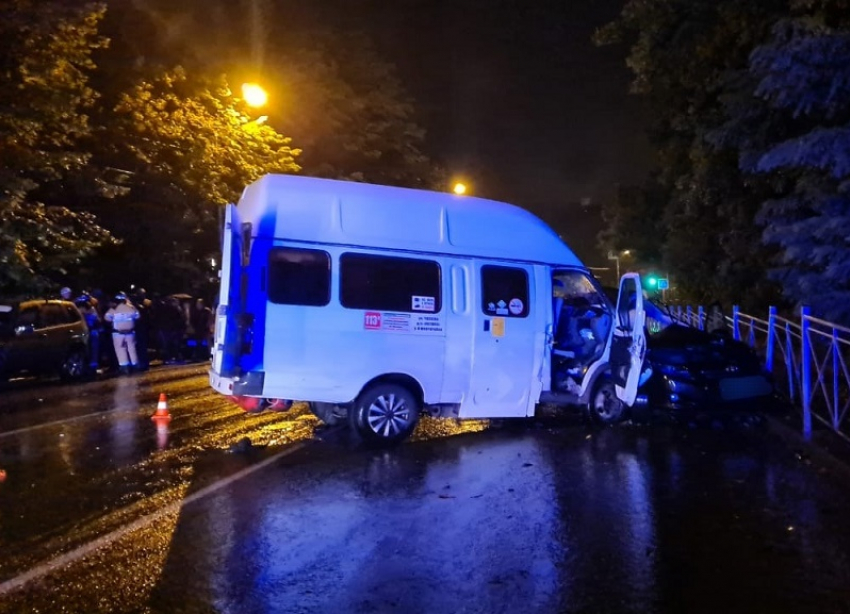 Два человека погибли и 16 пострадали после столкновения маршрутки и легковушки в Железноводске