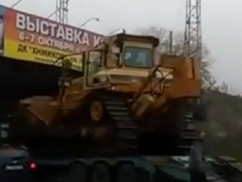 Водитель грузовика не рассчитал габариты своей техники и создал пробку в Невинномысске 
