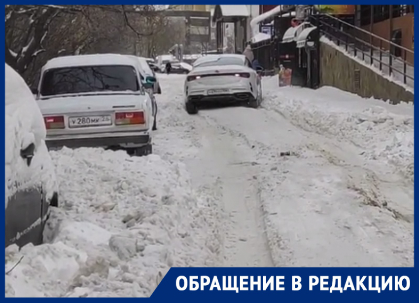 «Нам жить в снегу?»: ставропольчане вынуждены чистить дороги от осадков вместо коммунальщиков