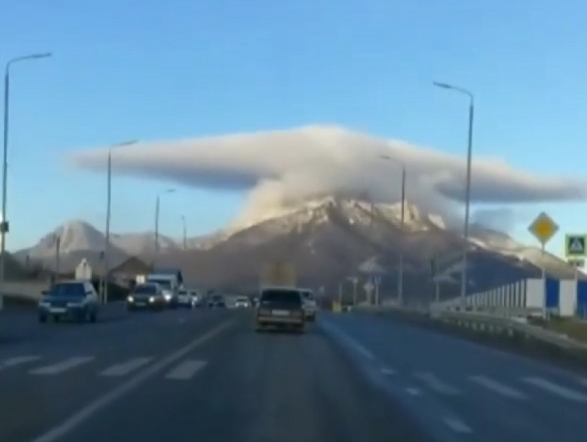 Бештау в «сомбреро» попал на видео в Пятигорске