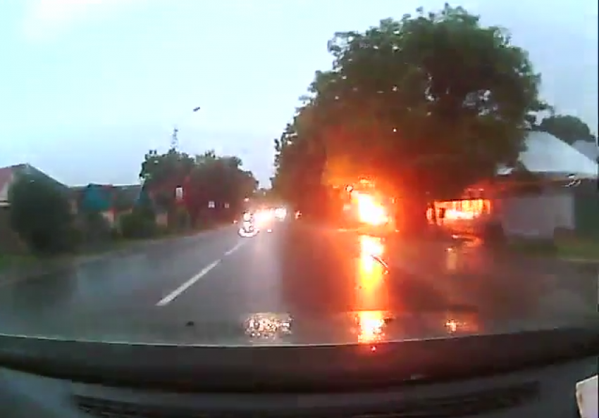 Водитель-лихач в Пятигорске снес дорожные знаки и вспыхнул 