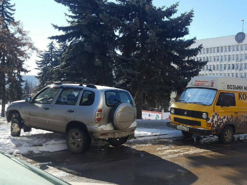 Паркуюсь как хочу: водитель «Шевроле-Нива» заехал на бордюр и тротуар возле гостиницы в Пятигорске