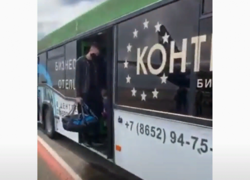 Ставропольчанку возмутила толпа в перронном автобусе местного аэропорта