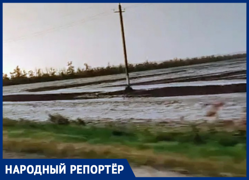 «Фигачит просто знатно»: жители станицы Александрийской поделились жуткими кадрами наводнения
