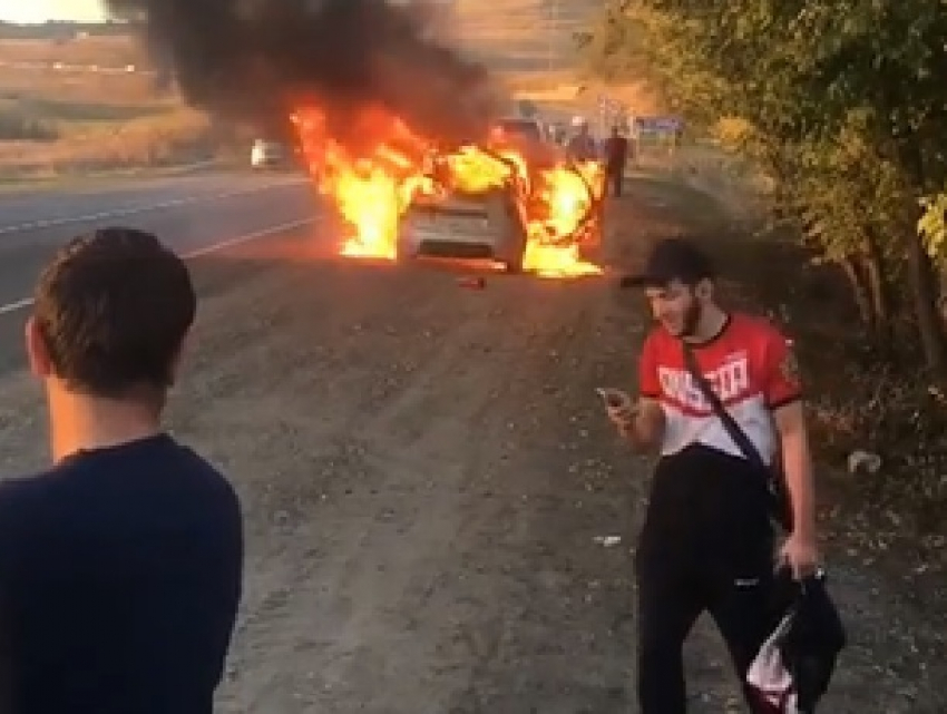 Автомобиль сгорел дотла в пригороде Ставрополя
