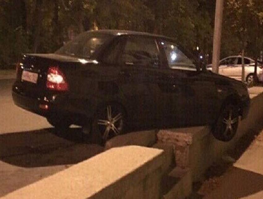 "Приора» странным образом «зависла» над землей после неудачной парковки в Ставрополе