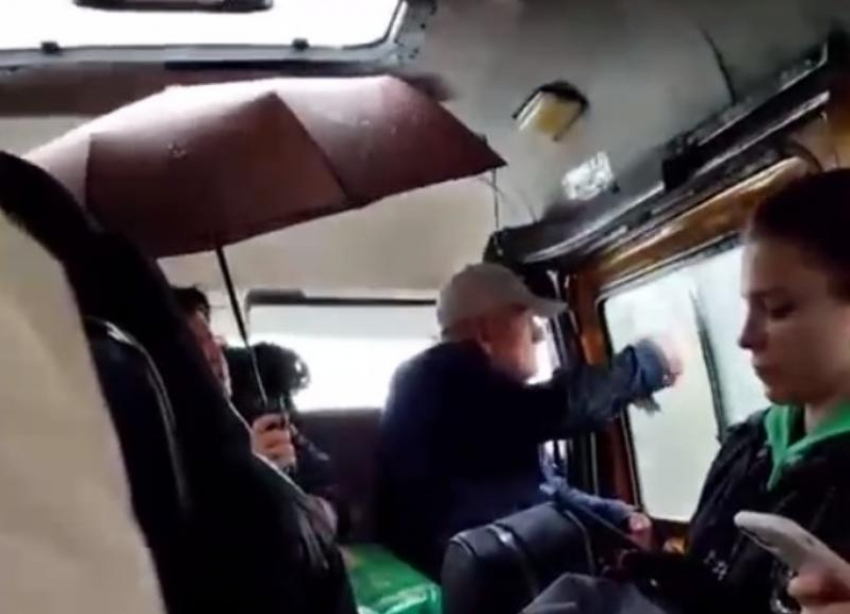 Пассажиры маршрутки «Ставрополь-Черкесск» не смогли спрятаться от дождя даже в транспорте