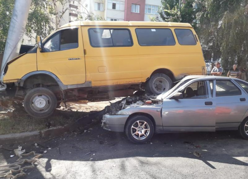 В Ставрополе на проспекте Кулакова легковушка «нырнула» под маршрутку