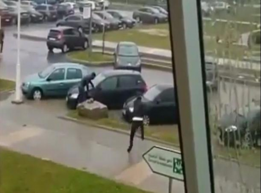 Поскользнувшийся водитель влетел в дверь своего автомобиля и попал на видео на Ставрополье