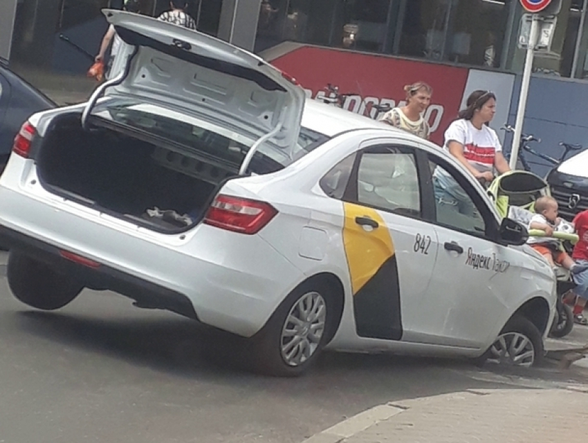 Машина застряла в решётке стока в Ставрополе