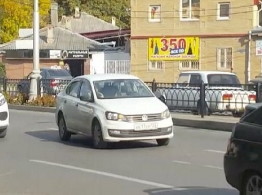 "Паркуюсь как хочу": водитель оставил свой автомобиль прямо посреди оживленного проспекта в Пятигорске