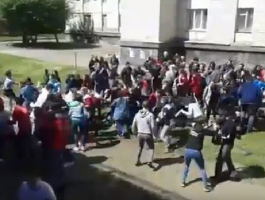 Массовая инсценировка драки студентов попала на видео в Ставрополе 
