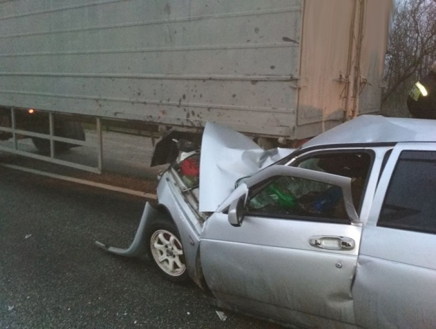 Уснувший водитель «легковушки» на высокой скорости врезался в КамАЗ на Ставрополье