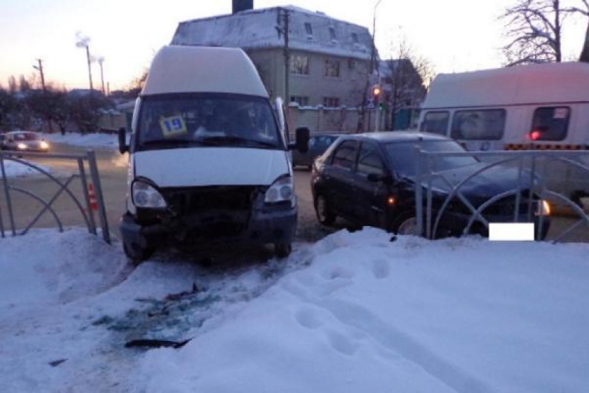 Пассажирка маршрутки получила травмы в ДТП в Ставрополе