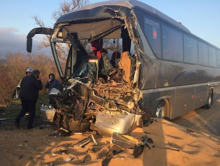 Водитель кисловодского автобуса погиб в страшной аварии с грузовиком на Ставрополье