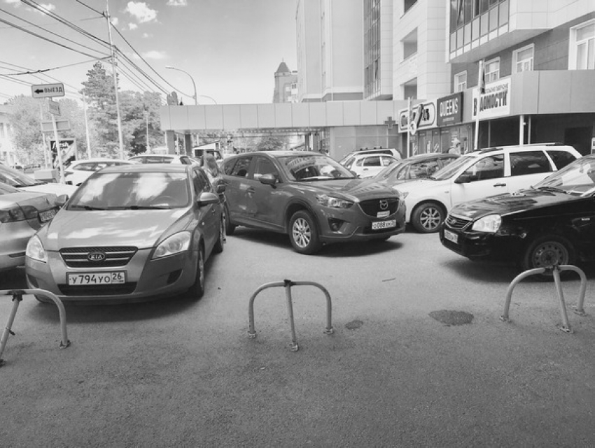 Владелец ресторана «Любаша» отрицает незаконность шлагбаумов на парковке около заведения в Ставрополе