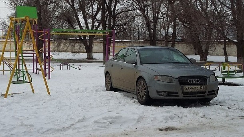 Припарковавшегося на детской площадке водителя Audi A4 оштрафовали в Невинномысске