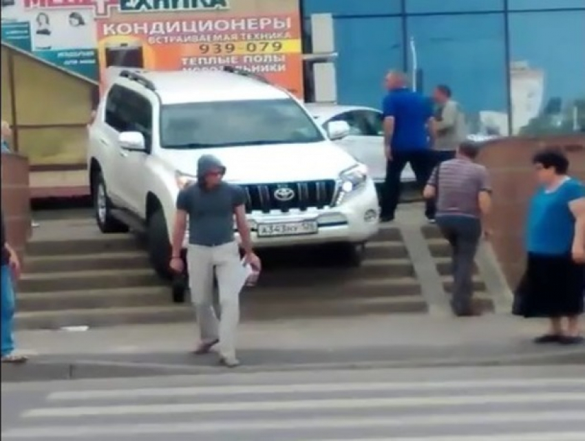 Автохам на Land Cruiser Prado припарковался на пешеходной лестнице в Ставрополе и возмутил прохожих