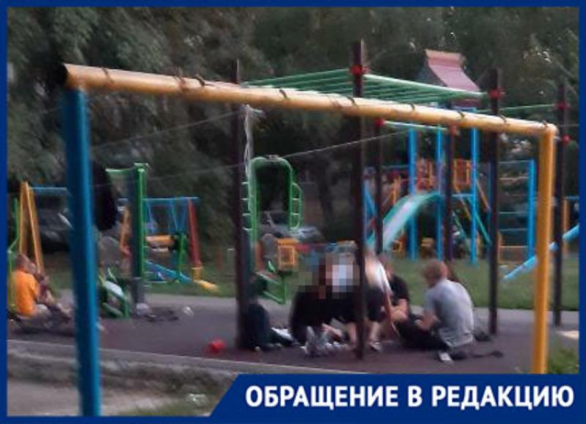 Ставропольчанка пожаловалась на подростков, курящих на спортивной площадке