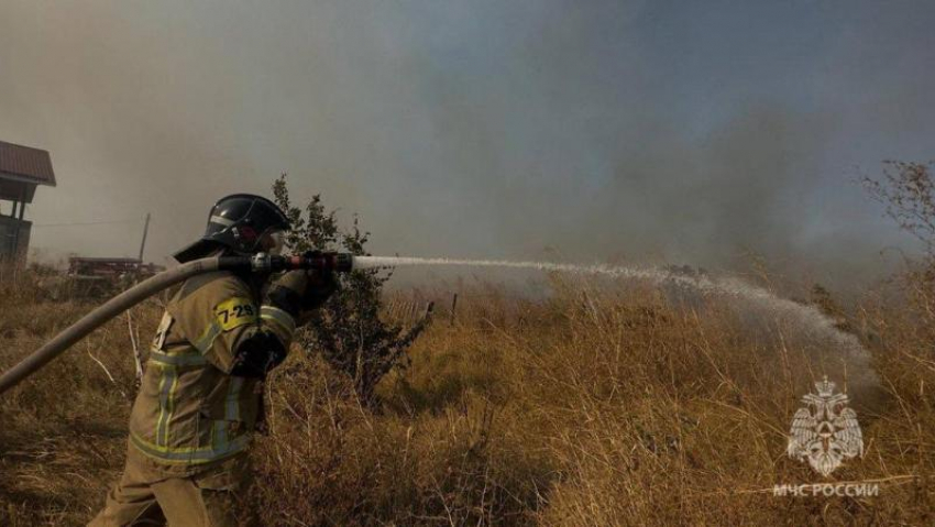 Сильный пожар на 25 гектаров угрожает населенному пункту на Ставрополье