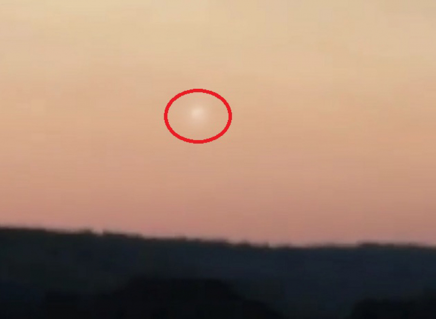 Загадочный неопознанный объект заметили отдыхающие в небе над Пятигорском