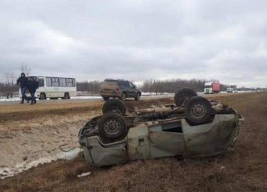 В Шпаковском округе Ставрополья три человека пострадали при столкновении на трассе