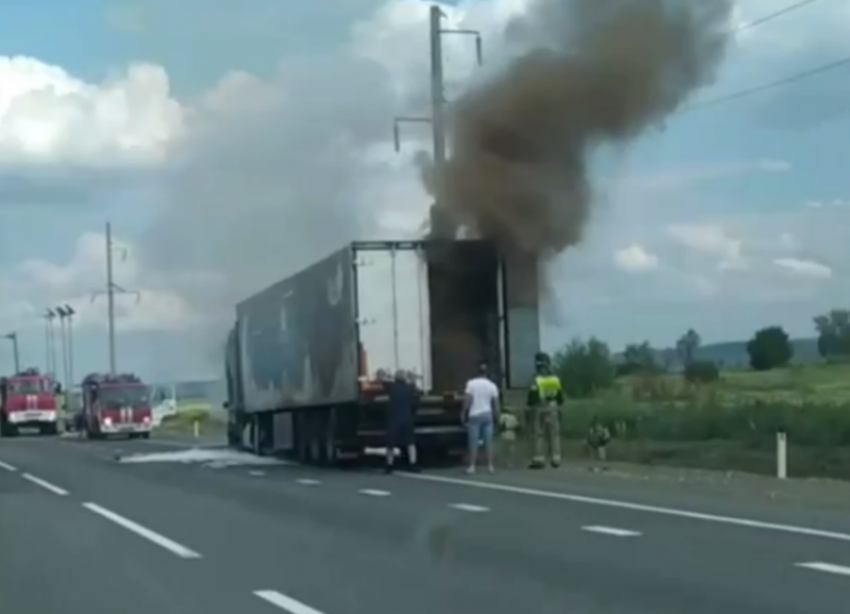 Загоревшаяся фура стала причиной затора на трассе возле Ставрополя