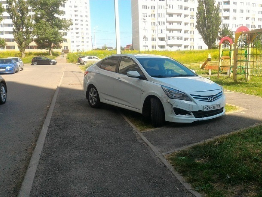 Паркуюсь как хочу: хозяин «Соляриса» заехал на газон возле детской площадки в Ставрополе