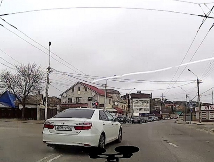 Водителя «Тойоты» из скандального видео нашли сотрудники ГИБДД в Ставрополе