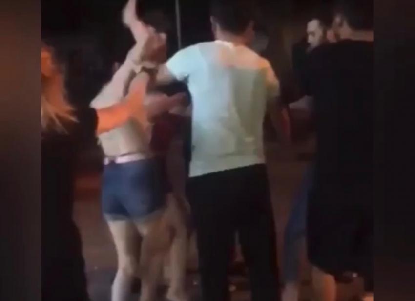 В Пятигорске на видео сняли драку девушек возле автовокзала