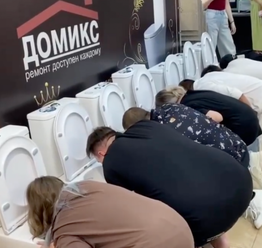 Скандальный конкурс в Ставрополе: участники 10 часов сидят на унитазах и пьют из них игристое