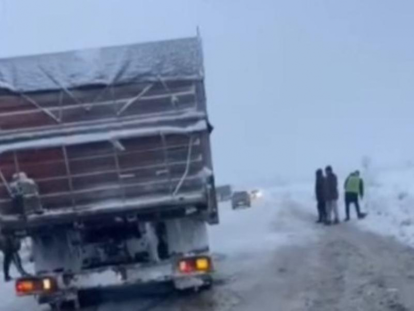 Движение всех видов транспорта ограничили на трассе Ставрополья из-за погоды