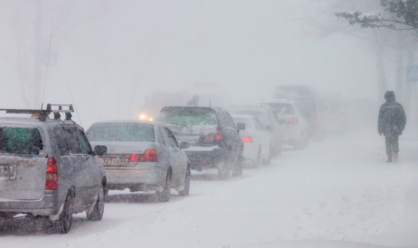 Из-за снегопада и гололеда на трассе Ставрополья ограничили движение транспорта