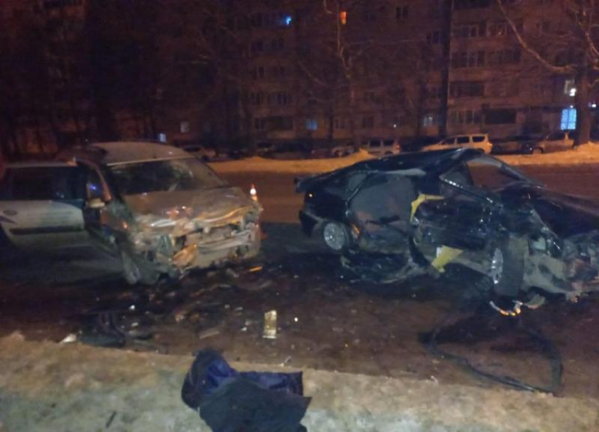 В Ставрополе при лобовом столкновении машин погиб один из водителей