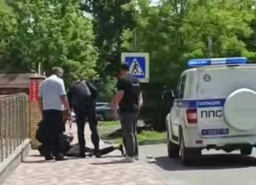 Размахивающего пневматом в центре Ставрополя неадеквата скрутили полицейские