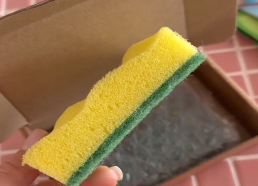 Губки для мытья посуды получили на 8 Марта девочки ставропольской школы от одноклассников