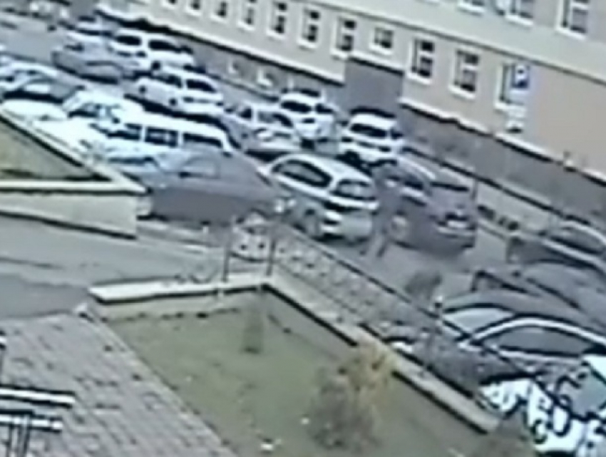 Мужчина на крутом внедорожнике избил мешавшего ему проехать горе-парковщика в центре Ставрополя