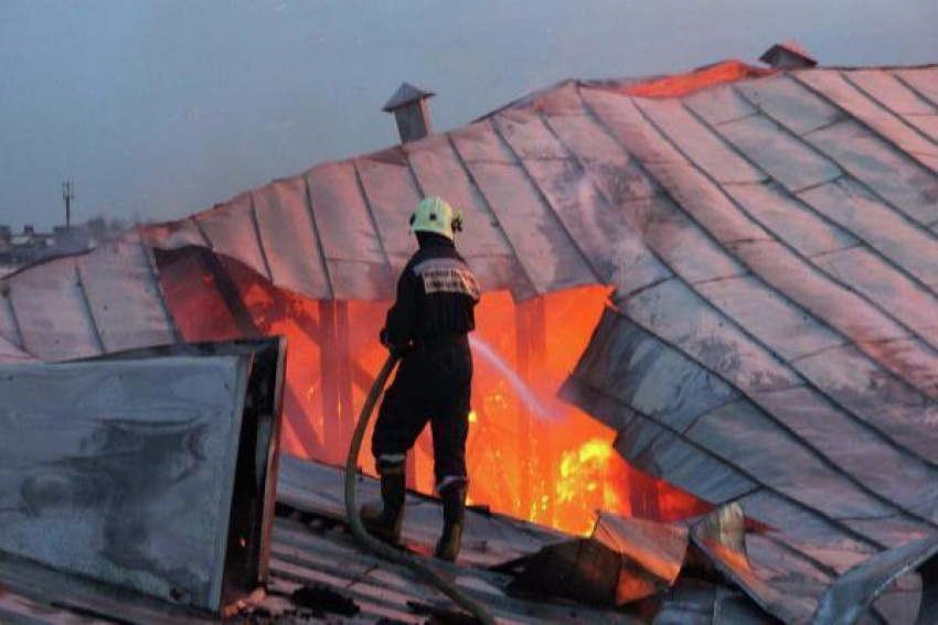 Крыша дома и мебель сгорели в пожаре на Ставрополье