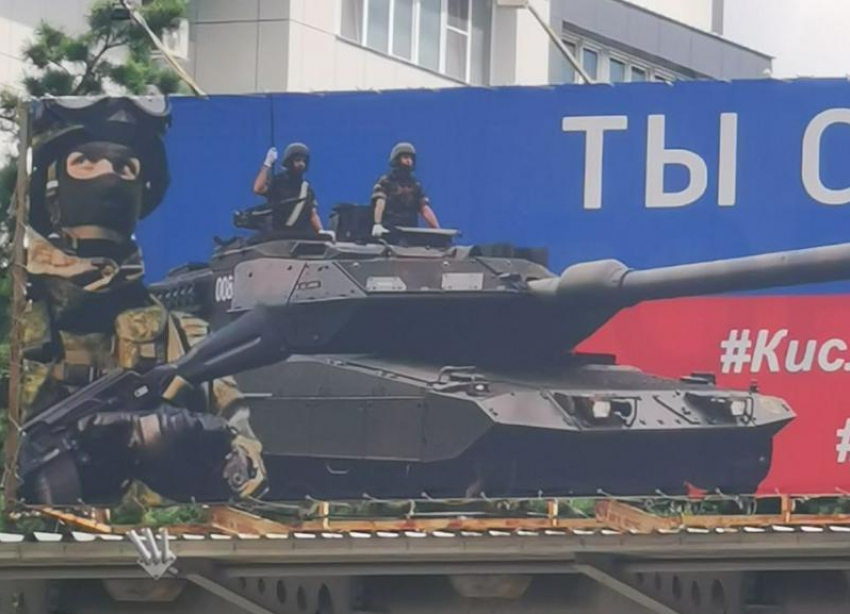 Жителям Кисловодска не понравился плакат с немецким танком Leopard на въезде в город