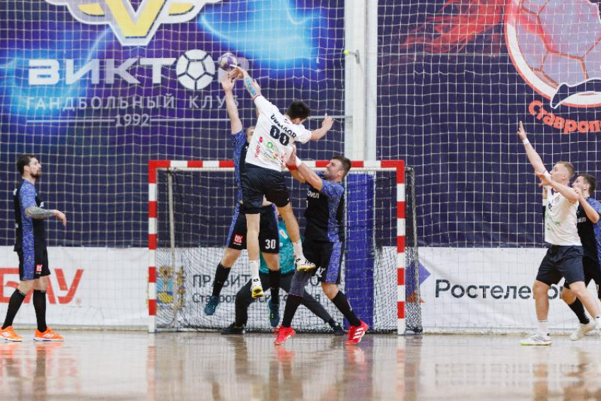 «Нахимичили»: волгоградские гандболисты сенсационно победили в Ставрополе 