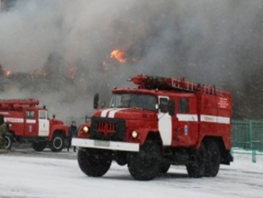 Охваченный пламенем кирпичный завод попал на видео в Ставропольском крае 