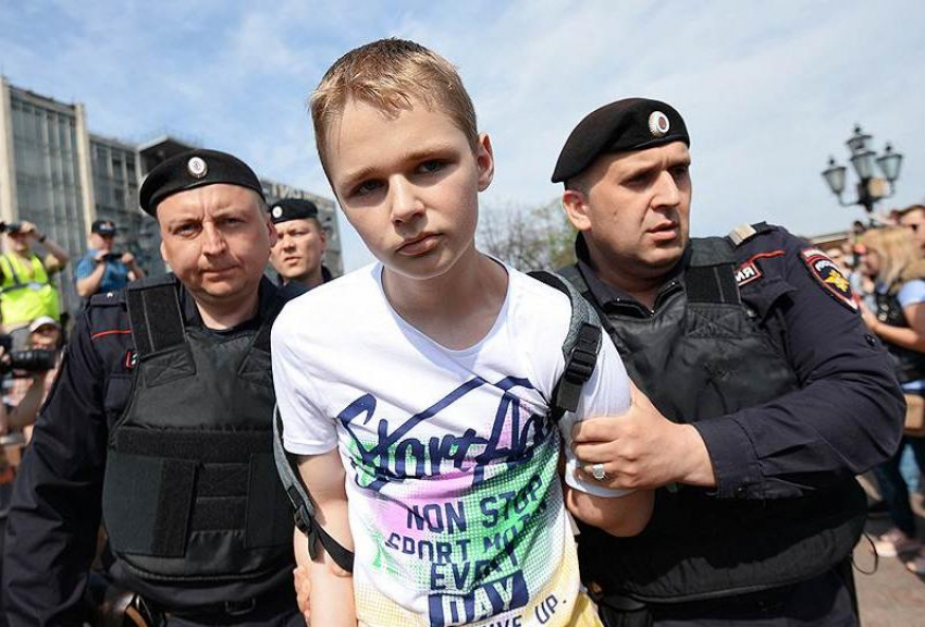 Министерство просвещения России призвало родителей оградить детей от «прогулок» на митинги